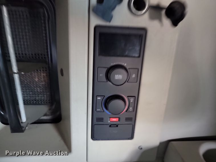 image for item LD9117 2011 Volvo VNL semi truck