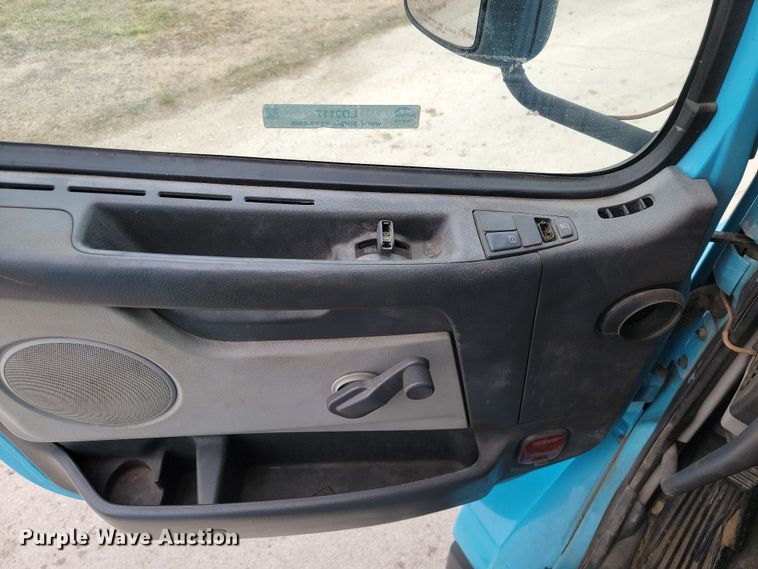 image for item LD9117 2011 Volvo VNL semi truck