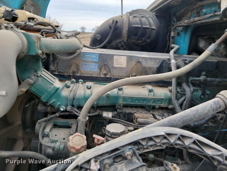 image for item LD9117 2011 Volvo VNL semi truck