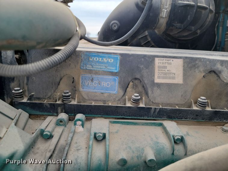 image for item LD9117 2011 Volvo VNL semi truck