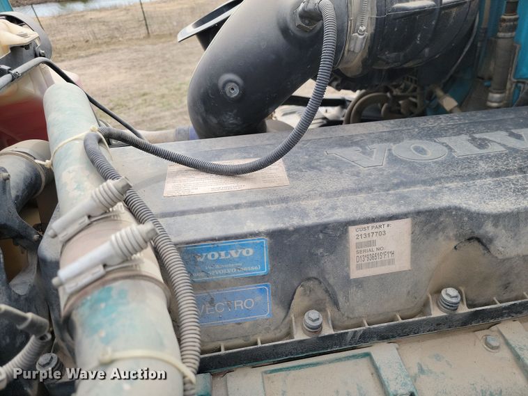 image for item LD9117 2011 Volvo VNL semi truck