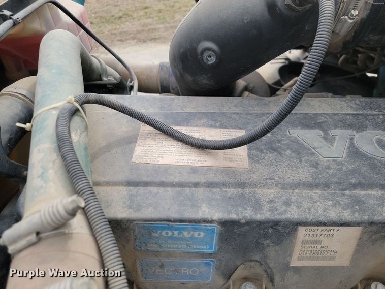 image for item LD9117 2011 Volvo VNL semi truck