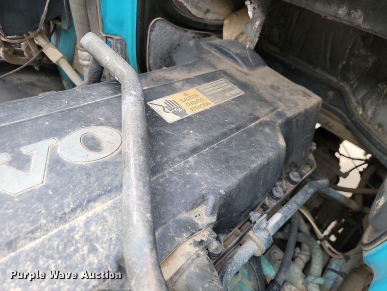 image for item LD9117 2011 Volvo VNL semi truck