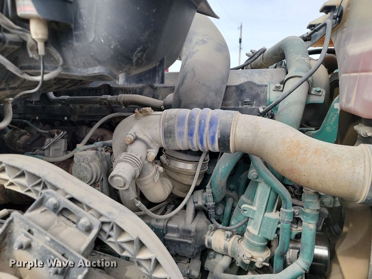 image for item LD9117 2011 Volvo VNL semi truck