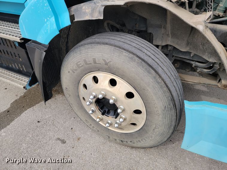 image for item LD9117 2011 Volvo VNL semi truck