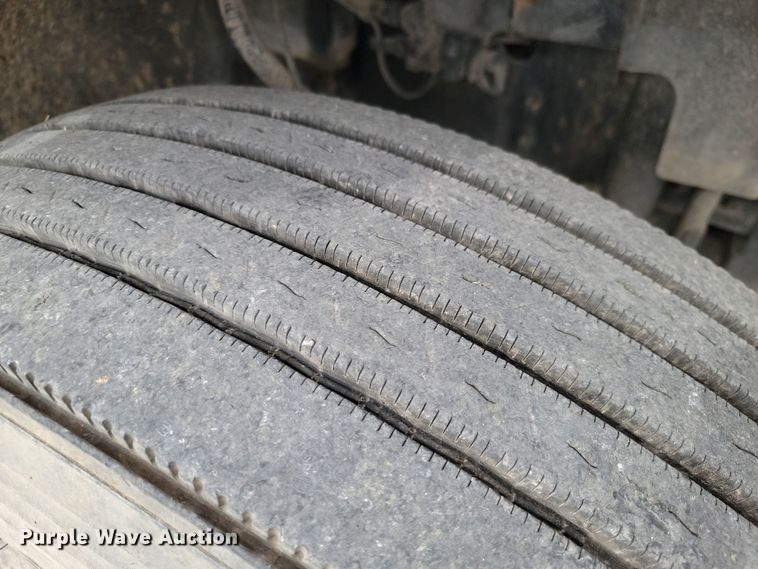 image for item LD9117 2011 Volvo VNL semi truck