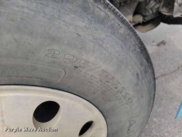 image for item LD9117 2011 Volvo VNL semi truck