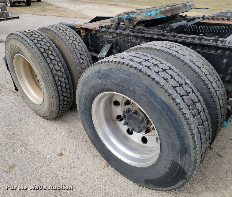 image for item LD9117 2011 Volvo VNL semi truck