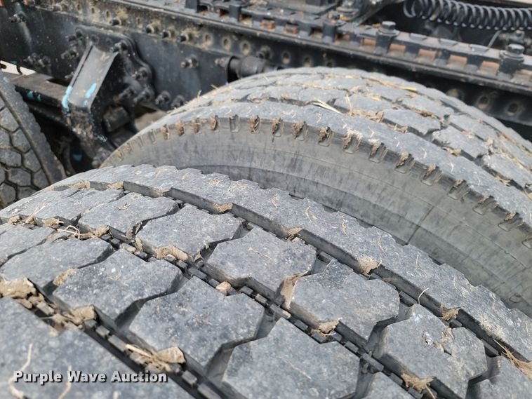 image for item LD9117 2011 Volvo VNL semi truck