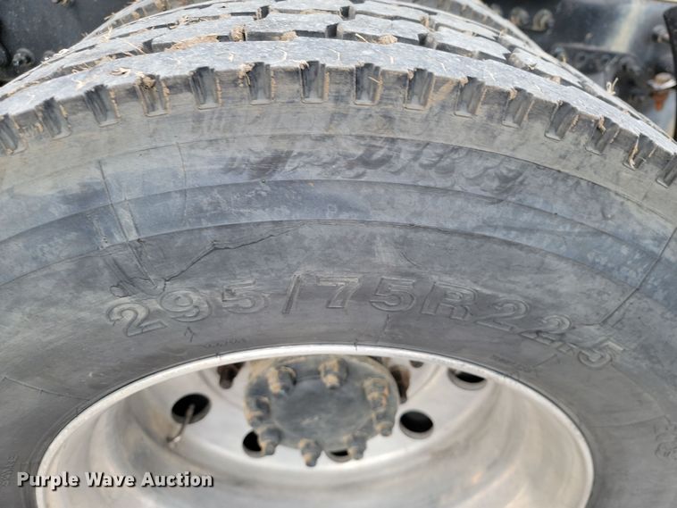 image for item LD9117 2011 Volvo VNL semi truck