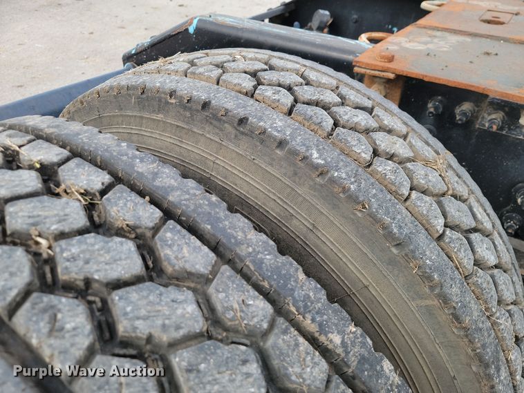 image for item LD9117 2011 Volvo VNL semi truck