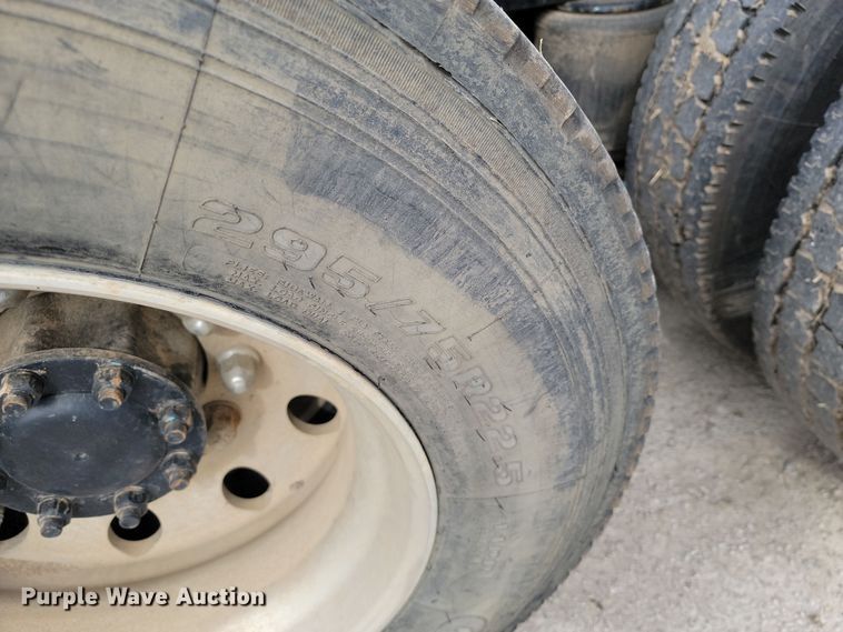 image for item LD9117 2011 Volvo VNL semi truck