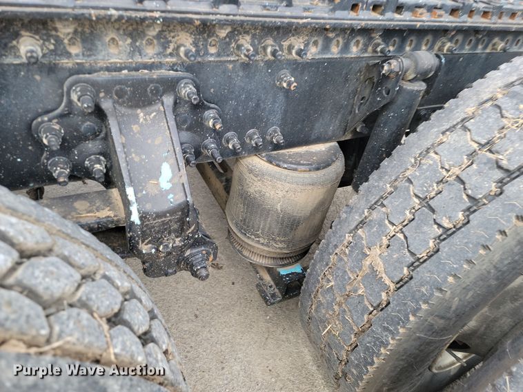 image for item LD9117 2011 Volvo VNL semi truck