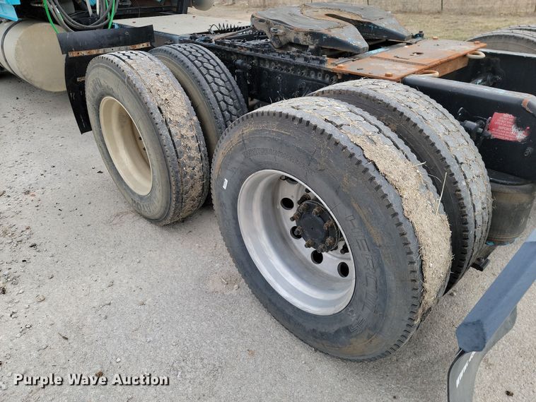 image for item LD9117 2011 Volvo VNL semi truck