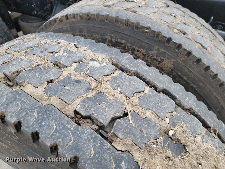 image for item LD9117 2011 Volvo VNL semi truck