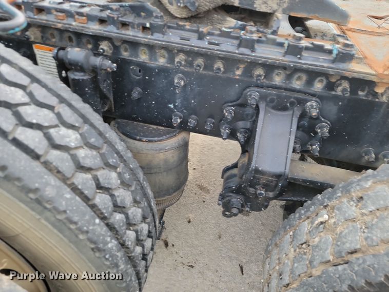 image for item LD9117 2011 Volvo VNL semi truck