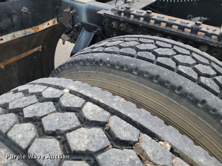 image for item LD9117 2011 Volvo VNL semi truck