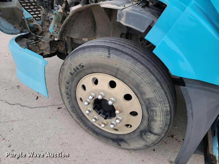 image for item LD9117 2011 Volvo VNL semi truck