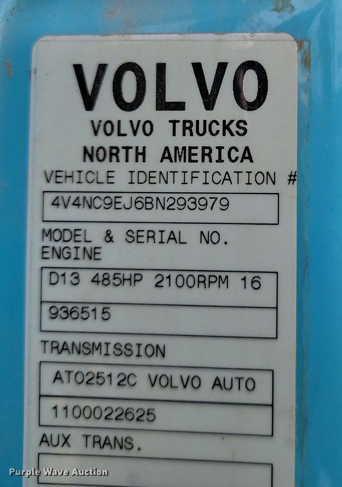 image for item LD9117 2011 Volvo VNL semi truck