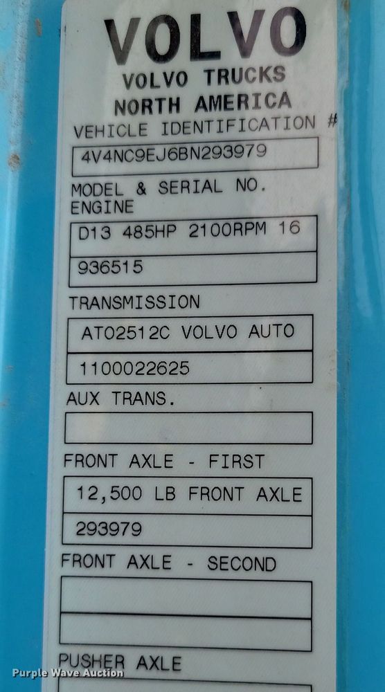 image for item LD9117 2011 Volvo VNL semi truck