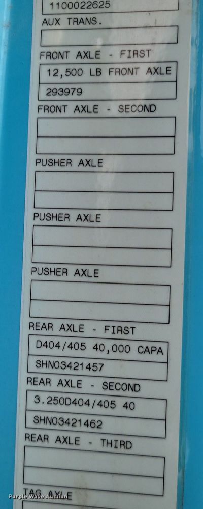 image for item LD9117 2011 Volvo VNL semi truck