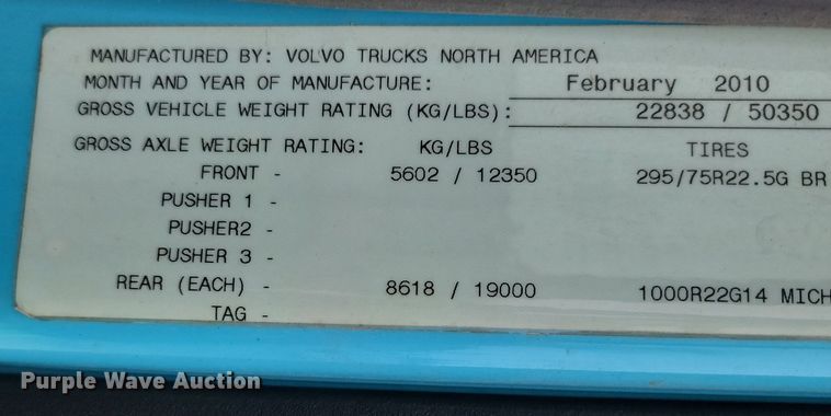 image for item LD9117 2011 Volvo VNL semi truck