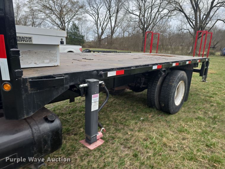 image for item LD9123 1997 International 4900  flatbed truck