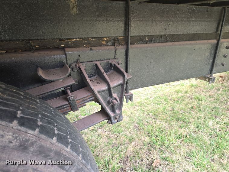 image for item LD9123 1997 International 4900  flatbed truck