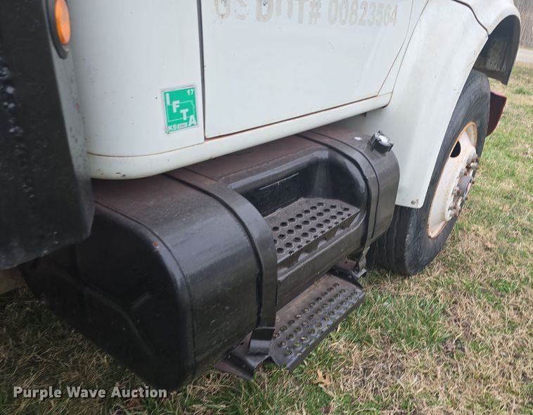 image for item LD9123 1997 International 4900  flatbed truck