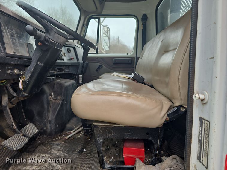 image for item LD9123 1997 International 4900  flatbed truck