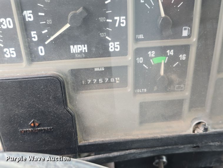 image for item LD9123 1997 International 4900  flatbed truck