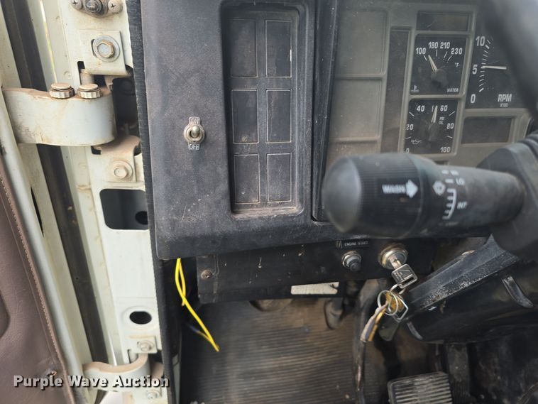 image for item LD9123 1997 International 4900  flatbed truck