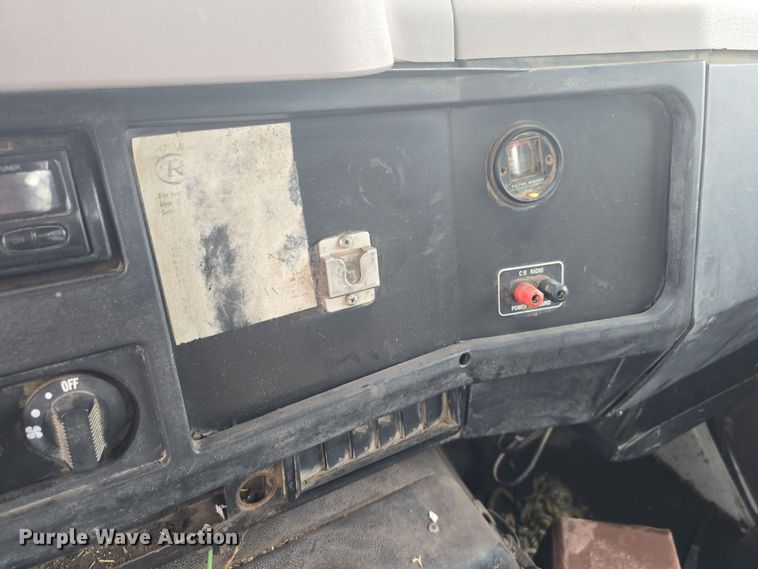 image for item LD9123 1997 International 4900  flatbed truck