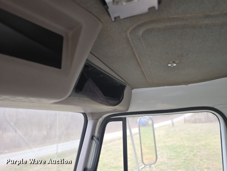 image for item LD9123 1997 International 4900  flatbed truck