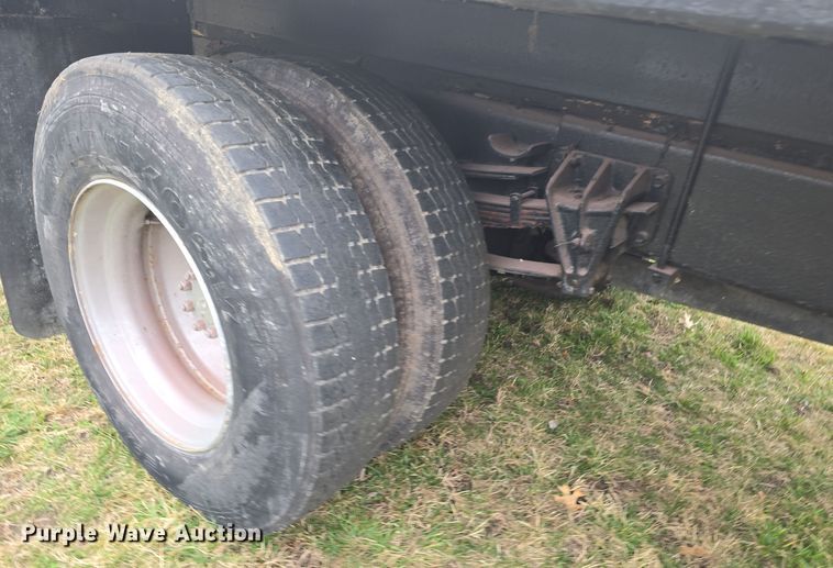 image for item LD9123 1997 International 4900  flatbed truck