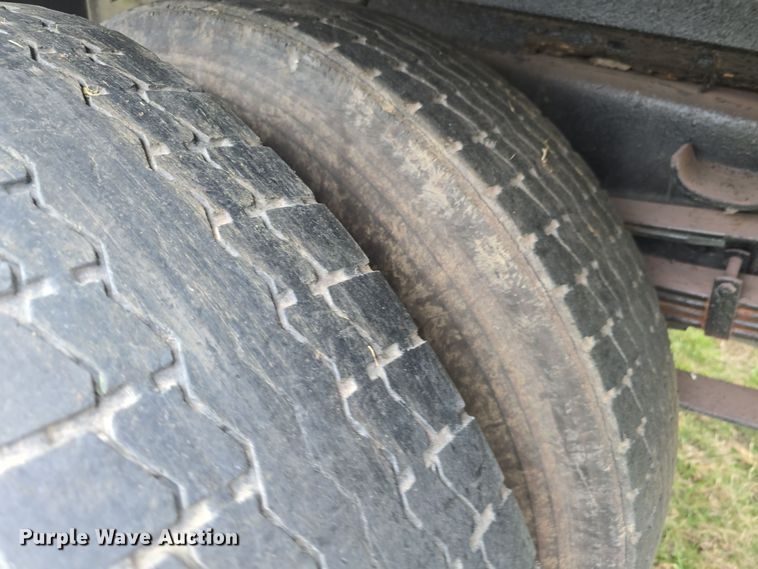 image for item LD9123 1997 International 4900  flatbed truck