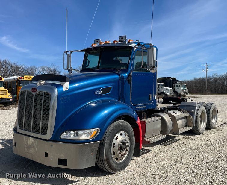image for item LD9339 2010 Peterbilt 386 semi truck