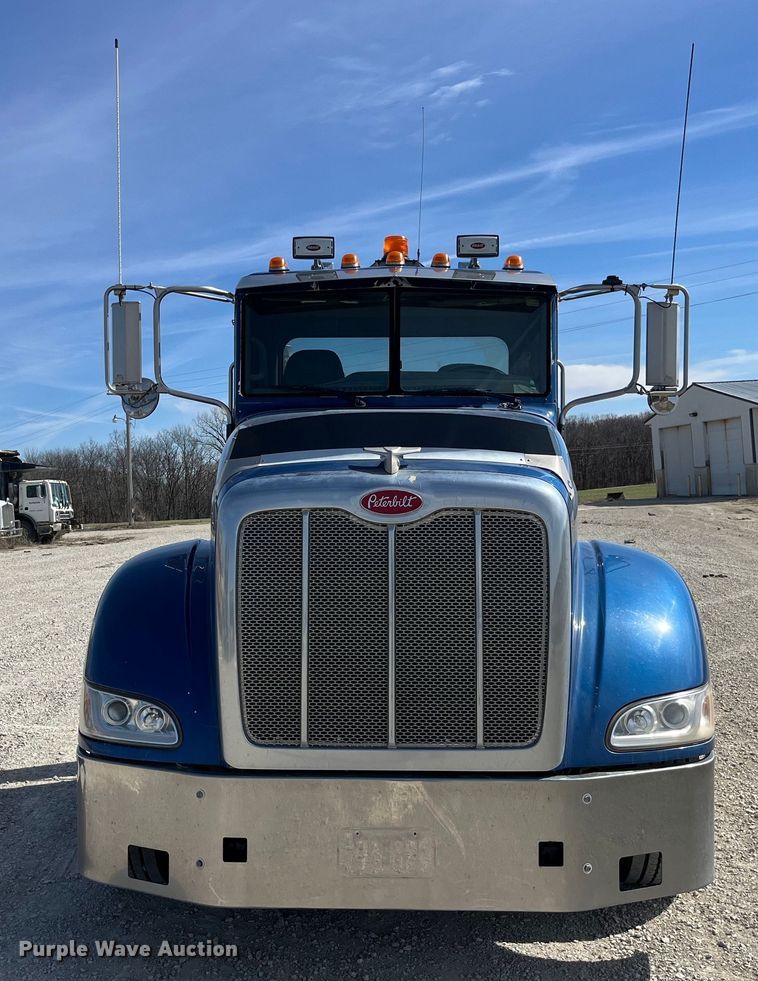 image for item LD9339 2010 Peterbilt 386 semi truck