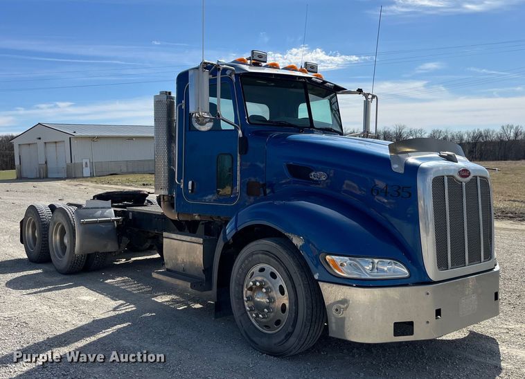 image for item LD9339 2010 Peterbilt 386 semi truck