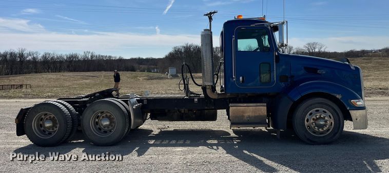 image for item LD9339 2010 Peterbilt 386 semi truck