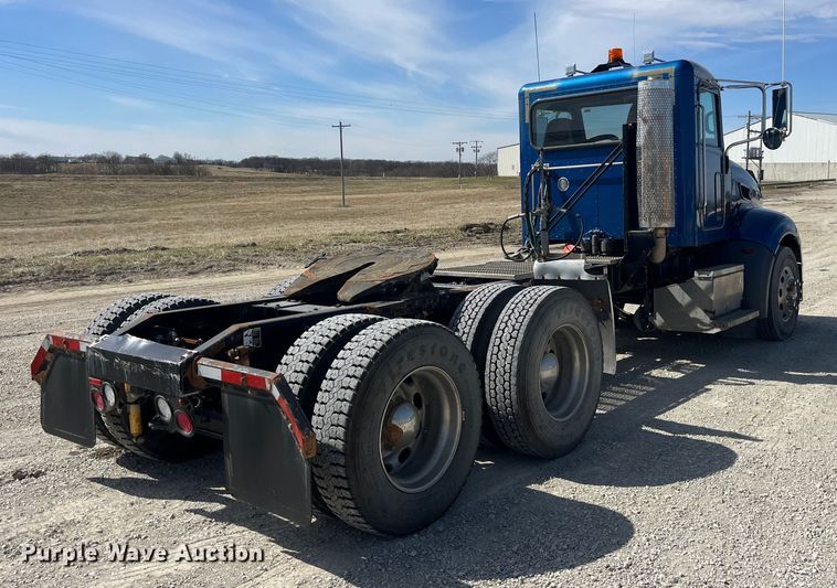 image for item LD9339 2010 Peterbilt 386 semi truck