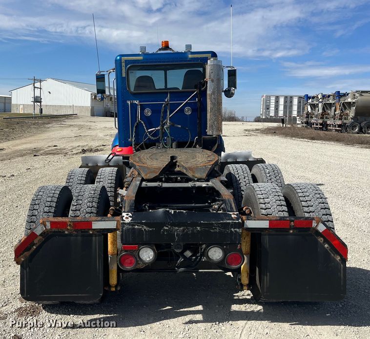 image for item LD9339 2010 Peterbilt 386 semi truck