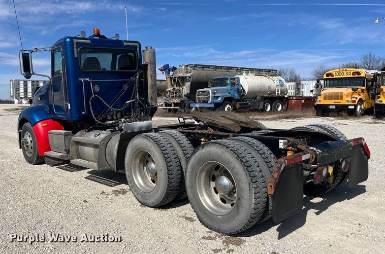 image for item LD9339 2010 Peterbilt 386 semi truck