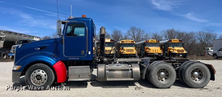 image for item LD9339 2010 Peterbilt 386 semi truck