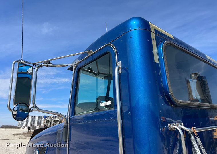 image for item LD9339 2010 Peterbilt 386 semi truck