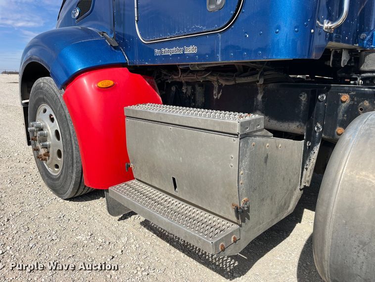 image for item LD9339 2010 Peterbilt 386 semi truck