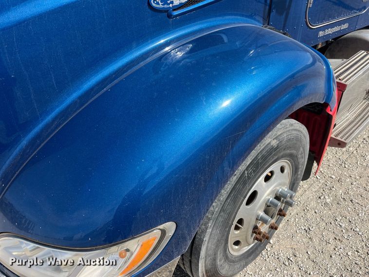 image for item LD9339 2010 Peterbilt 386 semi truck