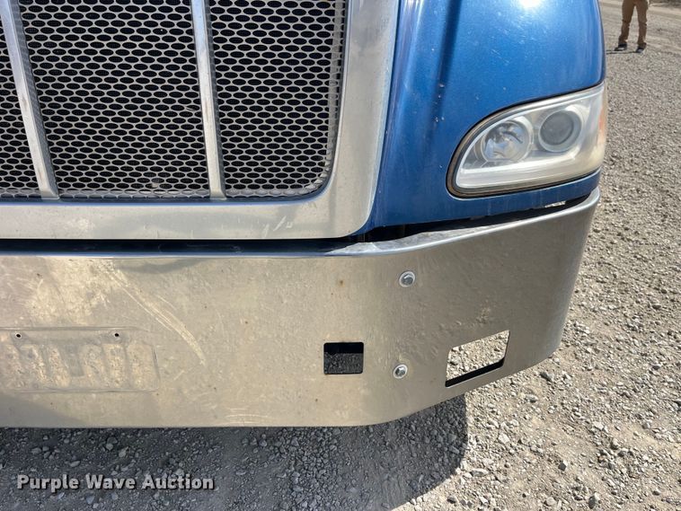 image for item LD9339 2010 Peterbilt 386 semi truck