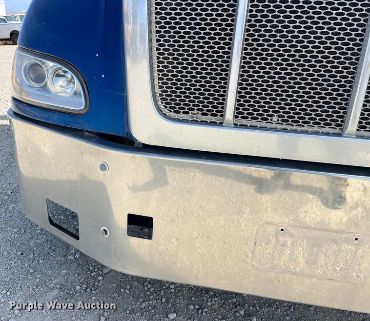 image for item LD9339 2010 Peterbilt 386 semi truck