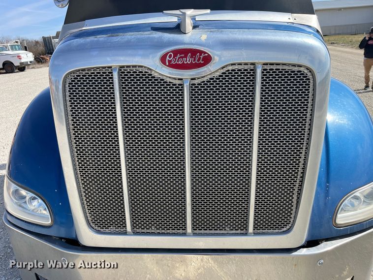 image for item LD9339 2010 Peterbilt 386 semi truck